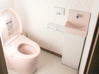 トイレリフォーム ピンクと白で統一し明るく可愛らしいトイレに