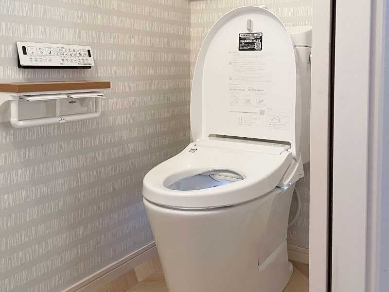 磐田市のトイレリフォーム事例 アクセント壁紙が雰囲気を一新したトイレ