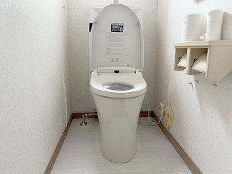 トイレリフォーム お手入れしやすいスマートな形のトイレ