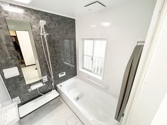 バスルームリフォーム ひろびろ使える浴室と、白で統一した清潔感ある洗面所＆トイレ