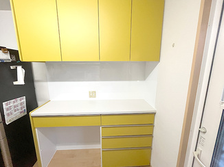 キッチンリフォーム 黄色の扉でキッチンに映えるお手入れしやすいカップボード