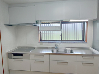 キッチンリフォーム 使い勝手と清掃性がアップした明るいキッチン