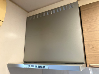 キッチンリフォーム 操作の手間を軽減！コンロと連動する便利なレンジフード