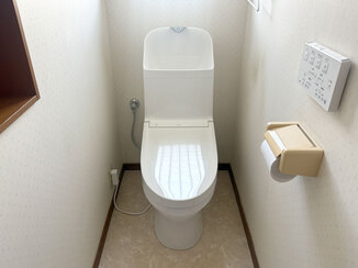 トイレリフォーム 使いやすくお掃除もしやすい、明るい印象のレストルーム
